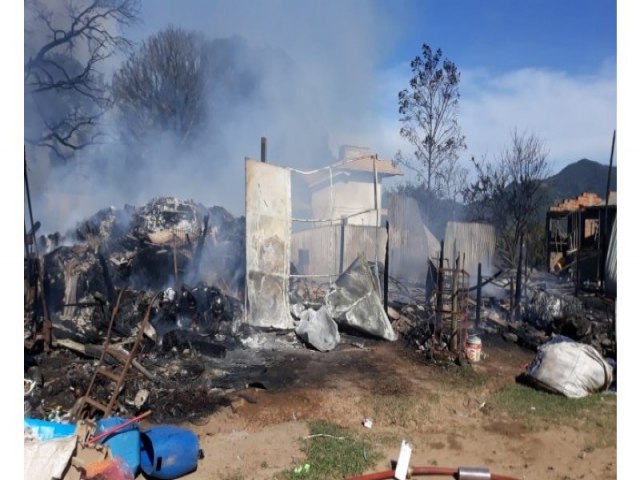 FOGO E DESTRUIO: Incndio consome empresa em Garopaba; chamas atingiram rea de 250 metros quadrados