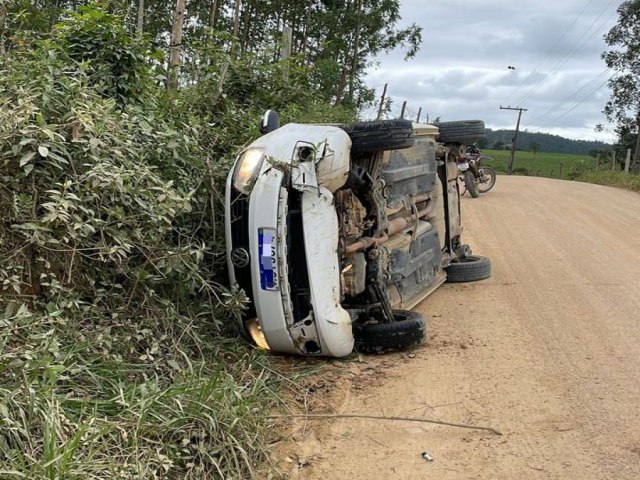 Bandido capota carro roubado durante fuga