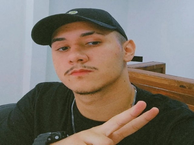 Jovem de 20 anos morre depois de colidir moto contra caamba de entulho