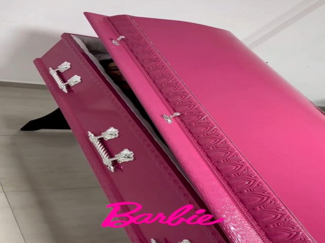 Empresa de Gro Par e viraliza com modelo inusitado: o caixo rosa da Barbie