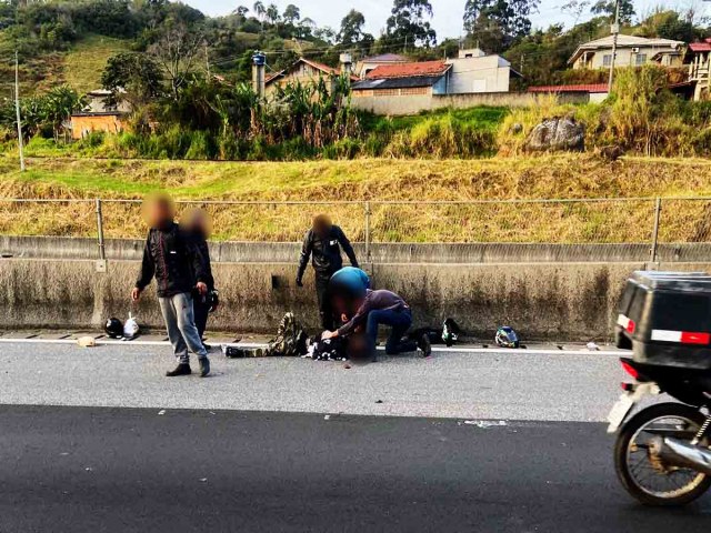 Motos colidem na BR-101, na regio de Laranjeiras, em Pescaria Brava