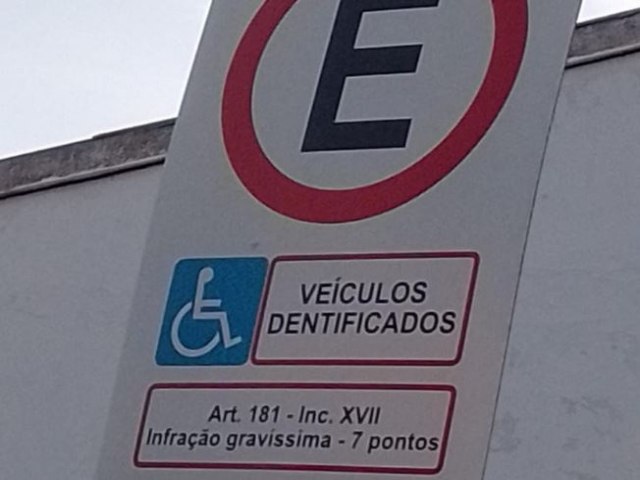 Em Laguna: Foto de placa com erro viraliza na cidade