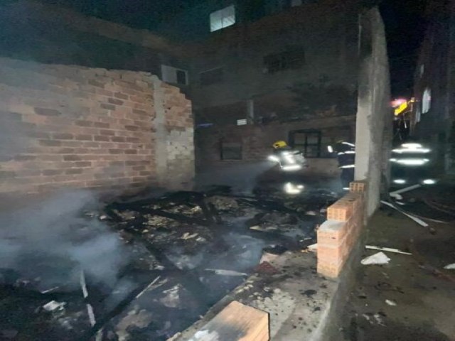 Casa  destruda pelo fogo no ltimo domingo em Tubaro