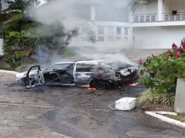 Carro equipado com GNV fica destrudo por incndio em Urussanga