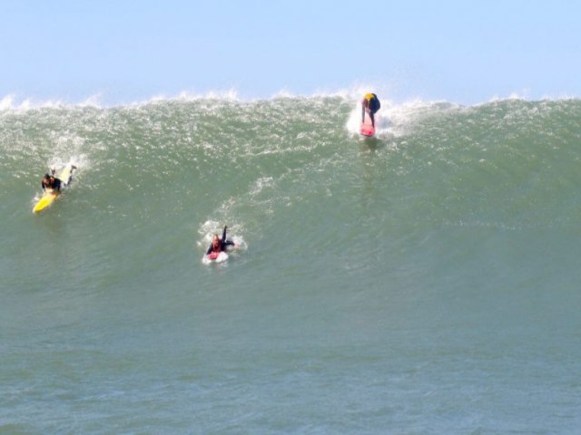 Surfistas de todo o Brasil aproveitam ondas na Praia do Cardoso, em Laguna