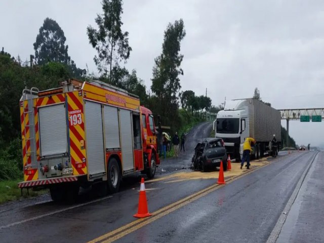 Mulher morre em coliso frontal entre carro e carreta na BR-282