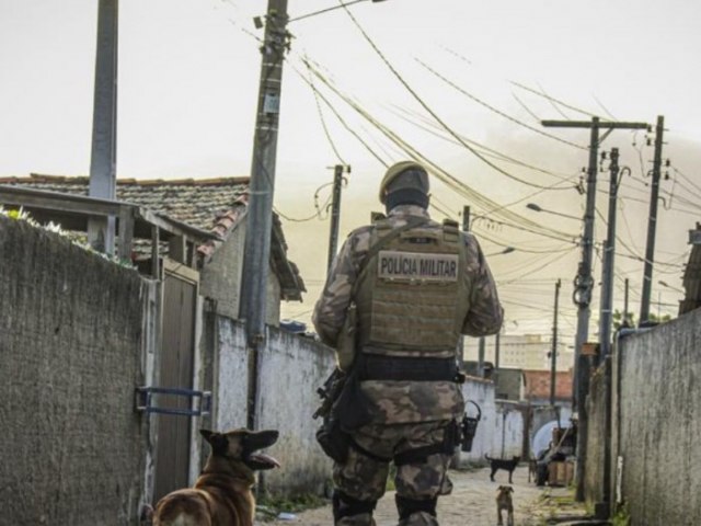 Ponto de trfico  desarticulado pela polcia e cerca de 60 pedras crack e cocana so apreendidos 