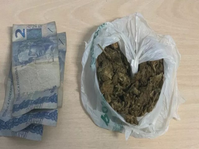 Menor de idade  apreendido por 'tele-entrega' de drogas em Pescaria Brava