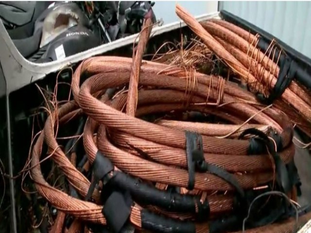 Homem  preso por furtar fios de energia em galpo de construtora em Laguna