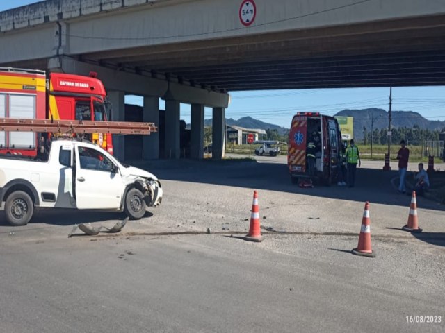 Batida entre veculos no viaduto de Capivari de Baixo deixa motorista ferido