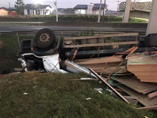 Motorista fica preso s ferragens aps caminho capotar em Iara