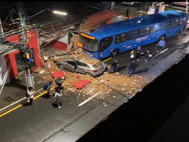 Carro derruba parede de pizzaria aps cortar frente de nibus