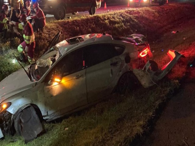 Veculo sai da pista e capota na BR-101 em Jaguaruna