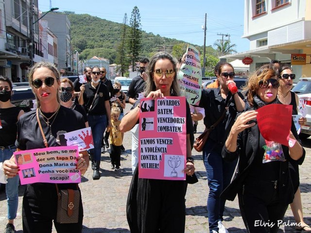 Polcia Civil faz caminhada pelo fim da violncia contra mulher e feminicdio