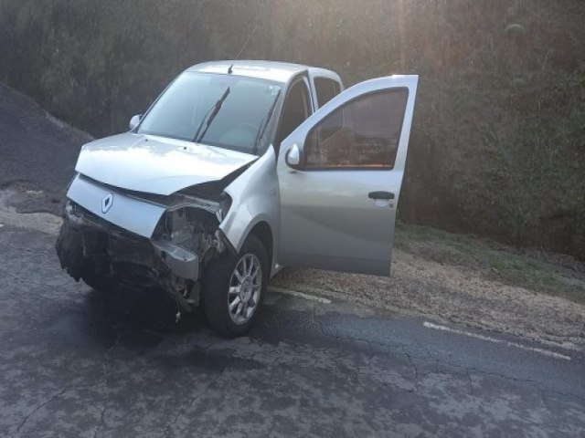 Motorista perde controle do carro e colide contra pedra em Urussanga