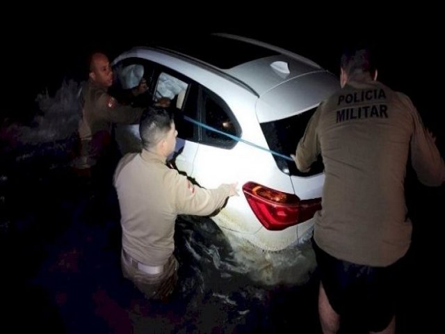 Motorista foge da PM, cai no mar  resgatado e preso 