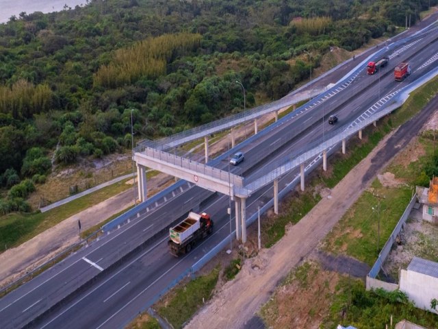 Passarela sobre BR-101, em Laguna, j pode ser utilizada