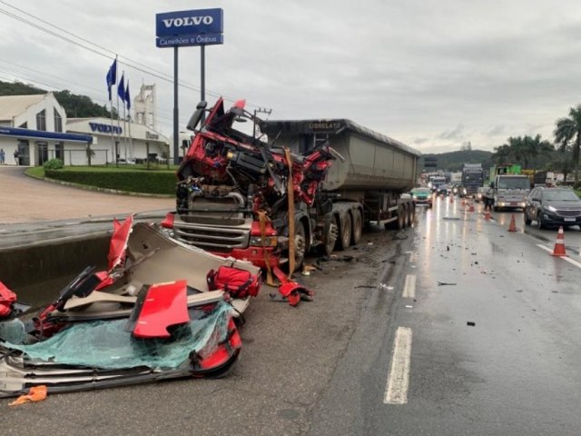 Coliso Severa na BR-101 destri cabine de carreta com placas de Brao do Norte; motorista sofre leses graves