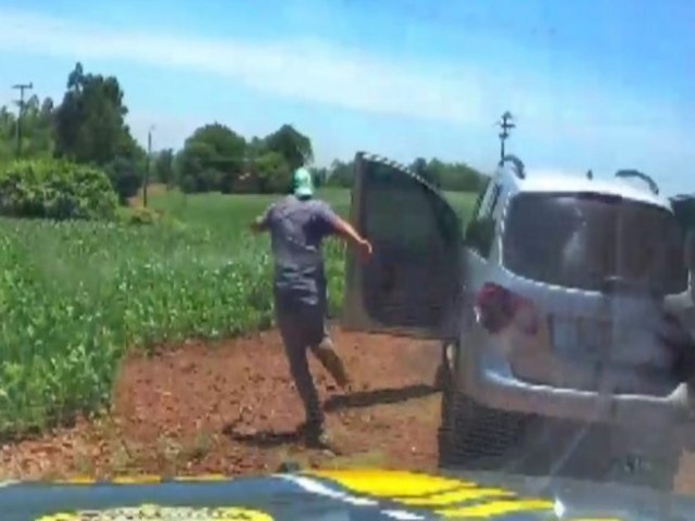 Foragido se joga de carro em movimento para tentar fugir da polcia