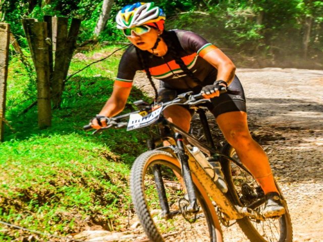 Ciclista tubaronense Nany Silva  a nica catarinense a completar prova internacional de longa distncia na Frana