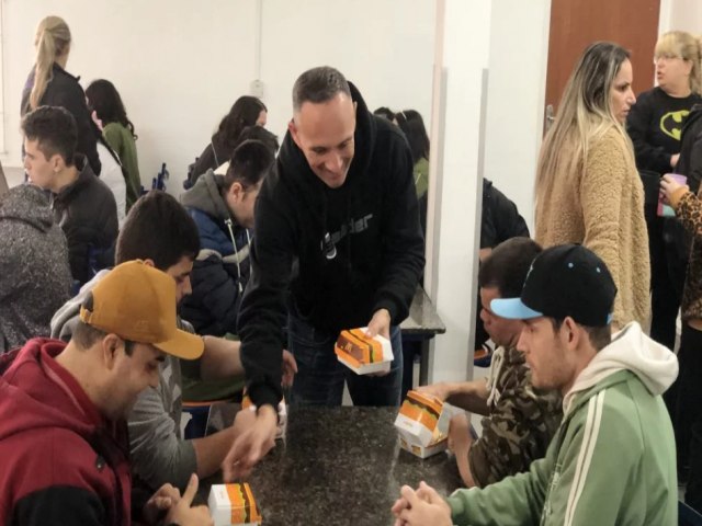 Mais de 600 lanches so distribudos em instituies de Tubaro