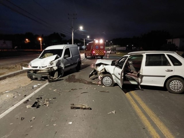 Coliso frontal entre veculos deixa dois motoristas feridos