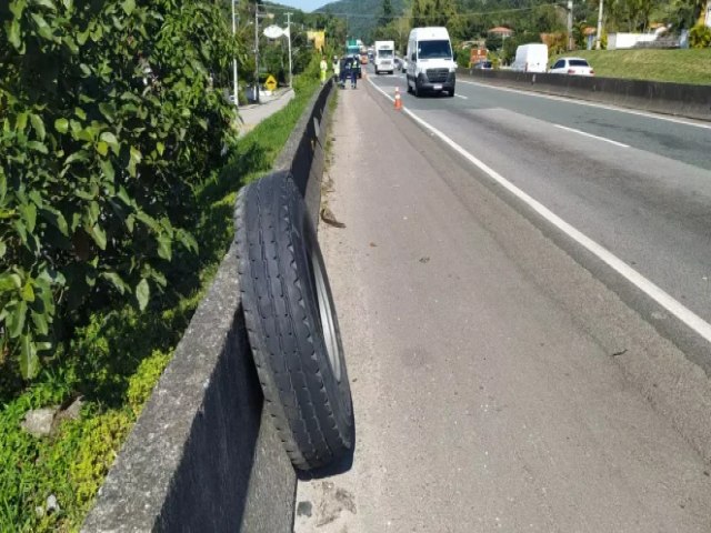 SC: Homem  atingido por pneu de caminho e morre na BR-101