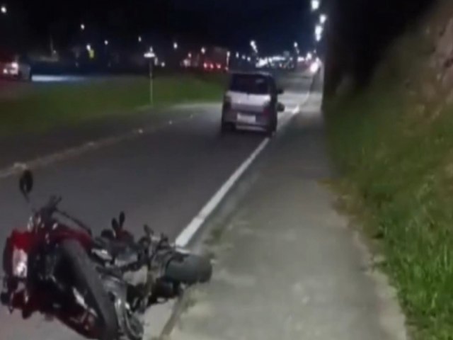 Acidente entre carro e moto  registrado na marginal da BR-101 no bairro So Cristvo em Tubaro