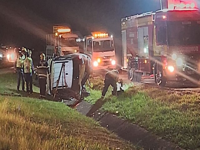 Carros colidem e vtimas ficam presas no interior do veculo aps capotamento