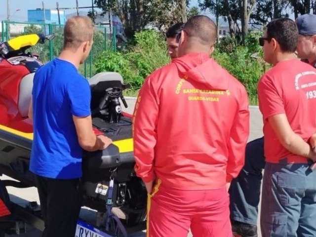 Morador do Farol faz doao aos bombeiros de Laguna