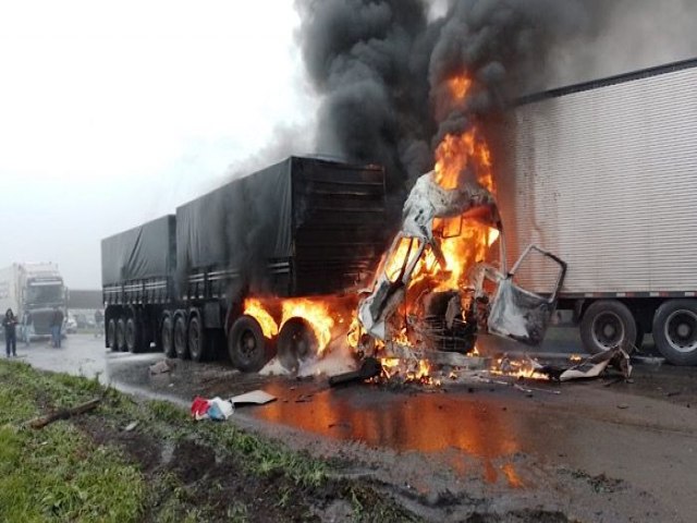 Acidente com veculos e caminhes deixa trecho da BR-277 congestionado