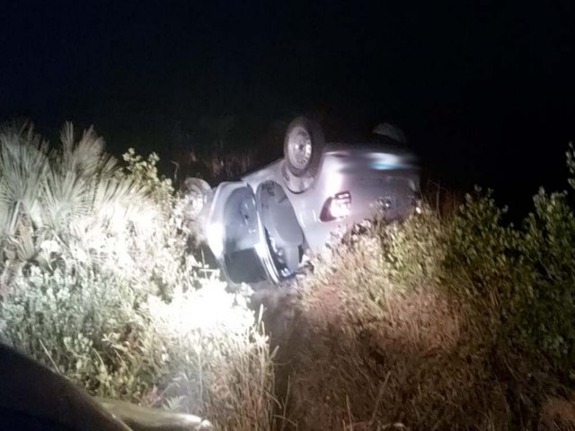 Motorista perde direo em curva e capota carro, na Praia do Sol