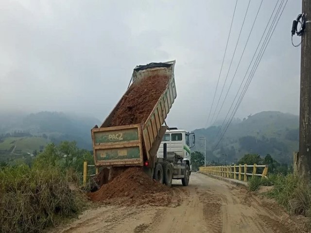 Parte de ponte cede em Gravatal e conteno  realizada