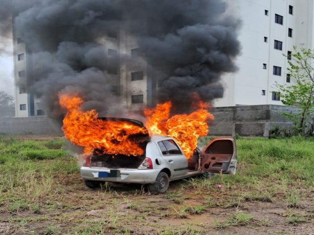 Bandidos ateiam fogo em veculo, atravessam rio, e acabam presos