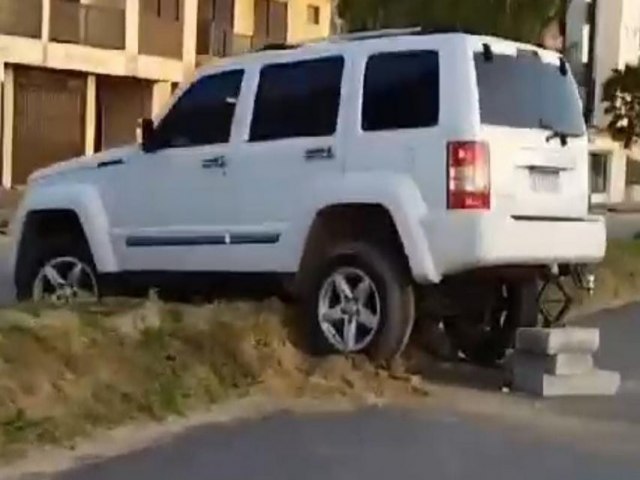 Motorista perde controle e deixa carro em canteiro da beira-mar