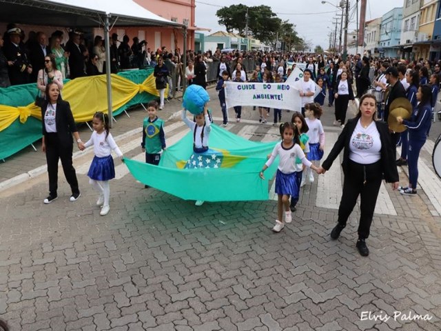 Laguna revive emoo do desfile cvico-militar