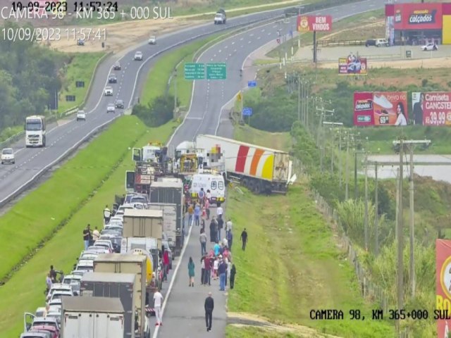 Remoo de carreta tombada provoca filas de quatro quilmetros na BR-101