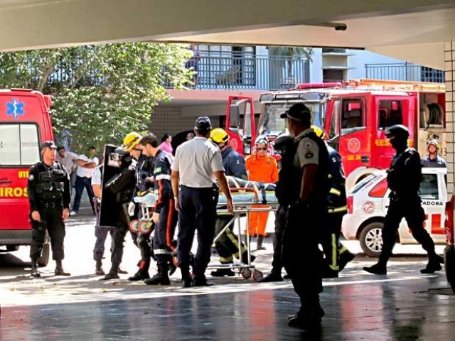 Em estado de surto psictico, homem que ameaava familiares e PMs com faca morre atingido por tiros 