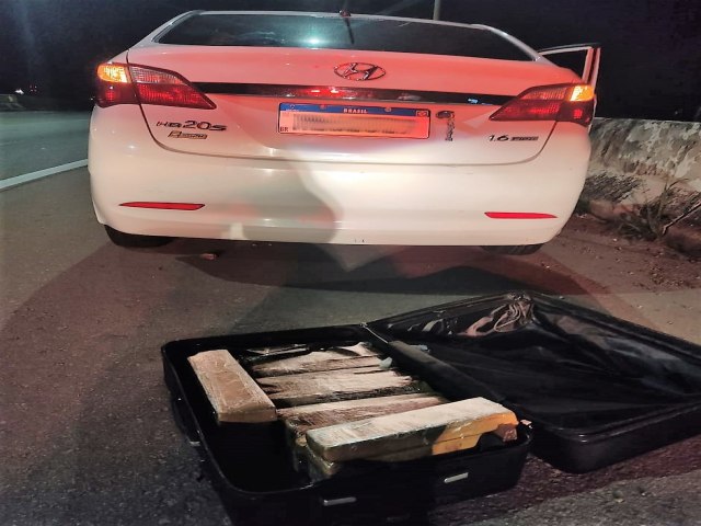 PRF localiza 20 kg de maconha em carro de aplicativo de carona na BR-101