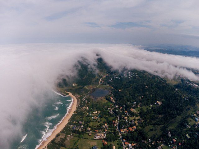 Nevoeiro martimo muda a paisagem em praias da regio