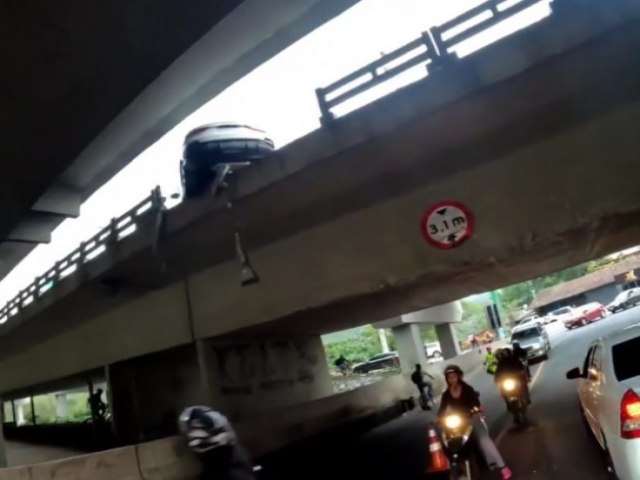 Carro fica pendurado em viaduto da BR-101 durante acidente