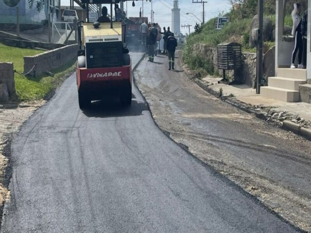 Depois de protestos, pavimentao  retomada no acesso ao Farol de Santa Marta