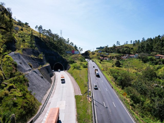 Uma das pistas da BR-101 no tnel do morro do Formigo ser fechada para obras de recuperao de sexta (15) at domingo (17)