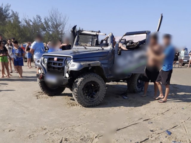 Veculo com seis pessoas capota na orla do Balnerio Esplanada