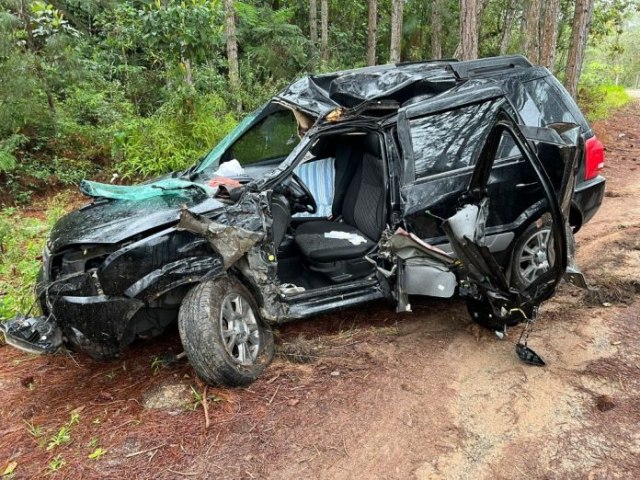 Motorista de carro de Imbituba morre aps colidir contra rvore