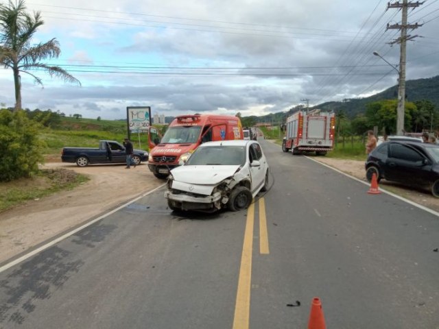 Coliso frontal entre carros deixa trs pessoas feridas em Brao do Norte