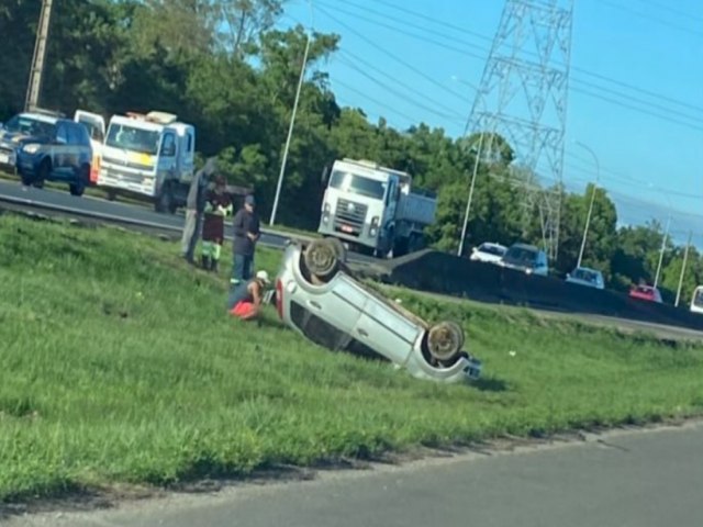 Capotamento na BR-101 deixa trs vtimas feridas