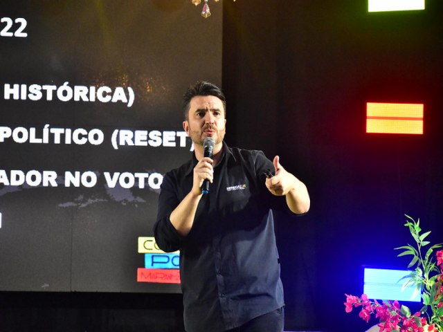 Eleies 2024: especialista em marketing poltico de Tubaro palestra em evento no Maranho