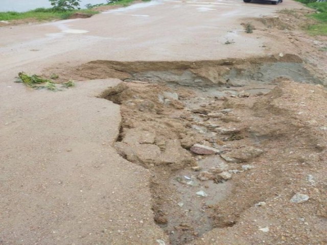 Rodovia Aggeu Medeiros tem risco de deslizamentos e atoleiro