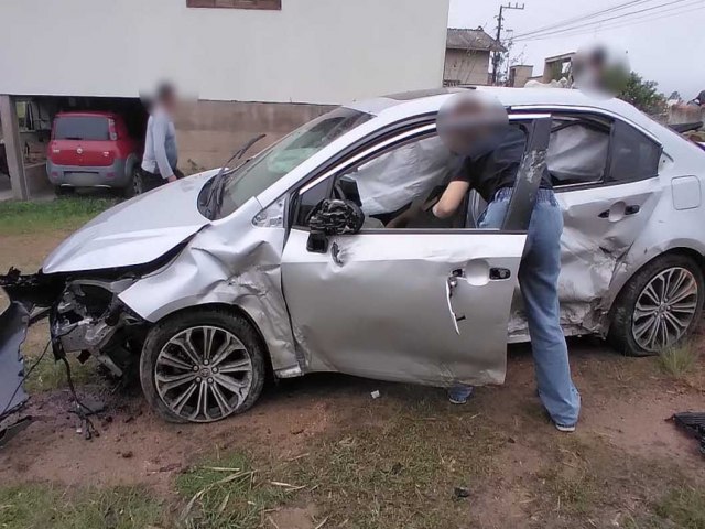 Carro atinge muro aps sair da BR-101, em Taquaruu